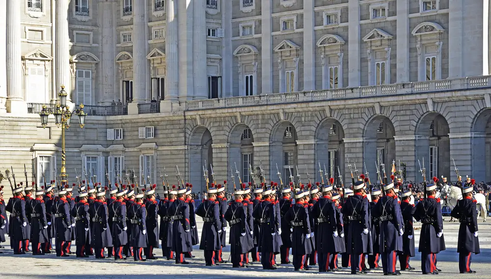 Agentes de la Guardia Civil en formación de gala durante una ceremonia de jura de bandera en el Palacio Real de Madrid.