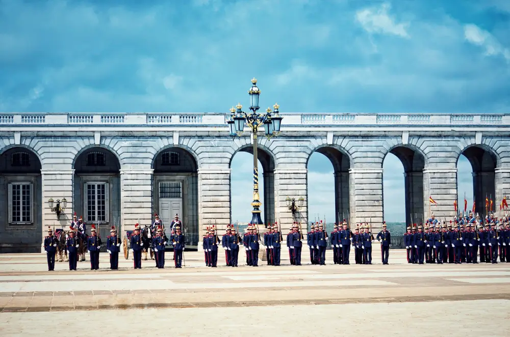 Alumnos de la Guardia Civil en formación militar en el patio de armas de la academia de Baeza.
