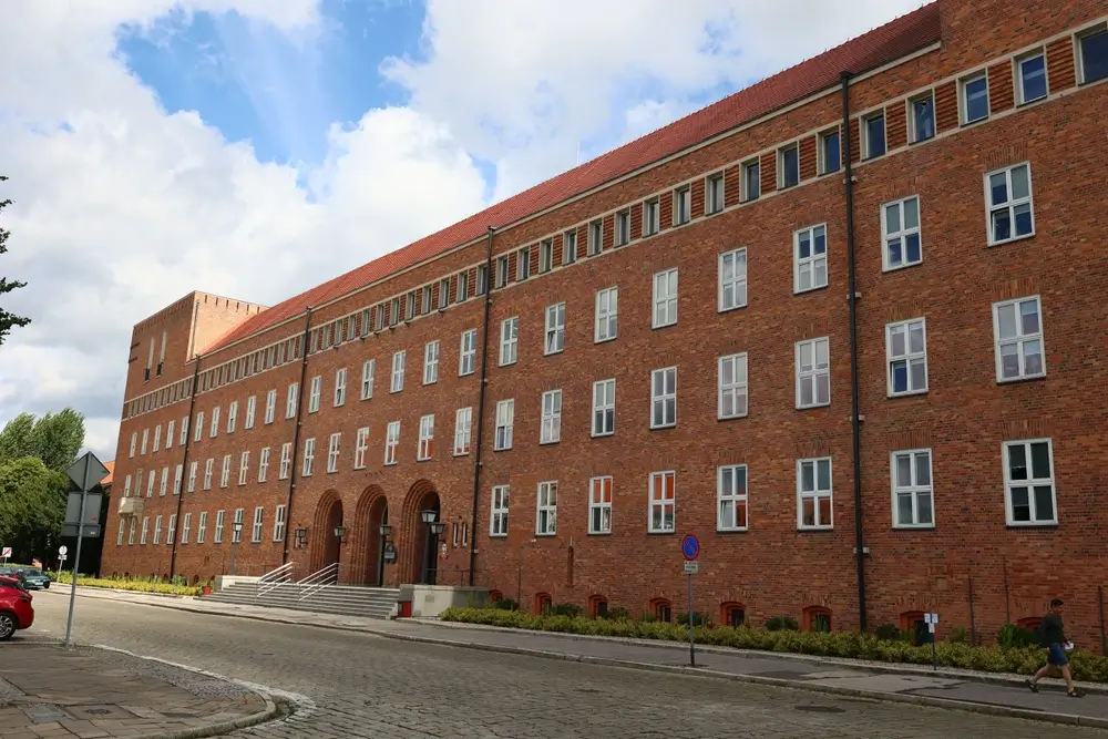 Fachada de ladrillo rojo del edificio de una academia de policía dedicada a la formación y entrenamiento de agentes.