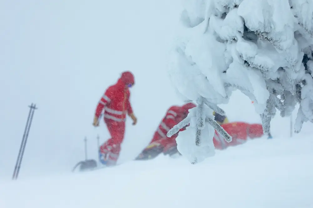 Equipo de rescate en montaña interviniendo en una zona nevada durante una maniobra de rescate técnica.