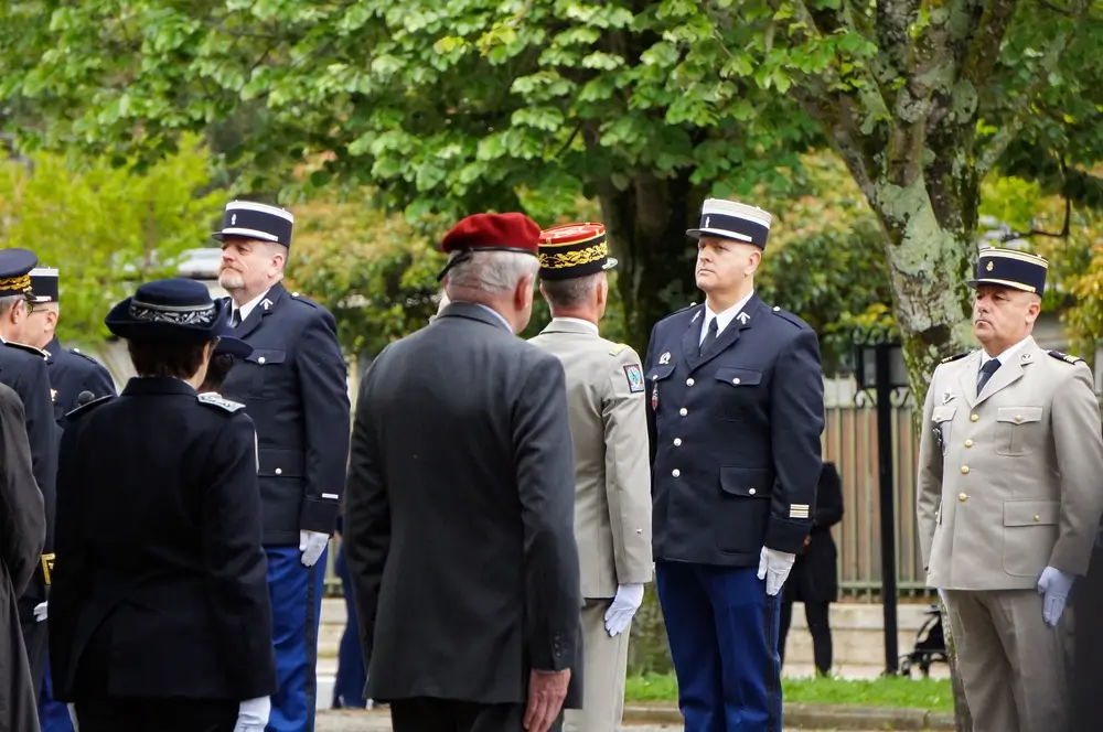 Oficiales en una ceremonia de ascenso militar con insignias de rango visibles en sus uniformes durante un acto oficial.