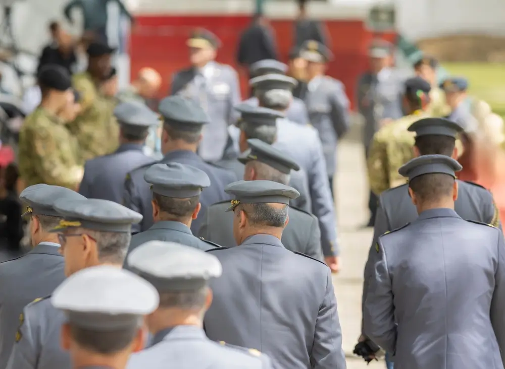 Alumnos de la academia de la Guardia Civil en formación durante su instrucción militar inicial con uniformes grises.