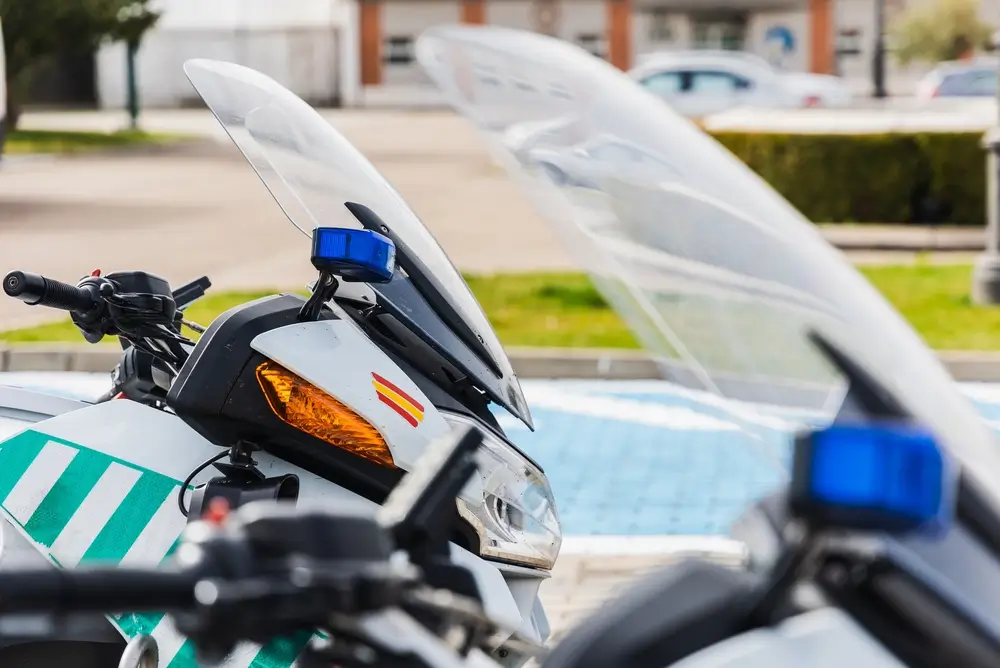 Motocicletas de un agente de la Guardia Civil española con distintivos oficiales y sirenas azules para controles viales.