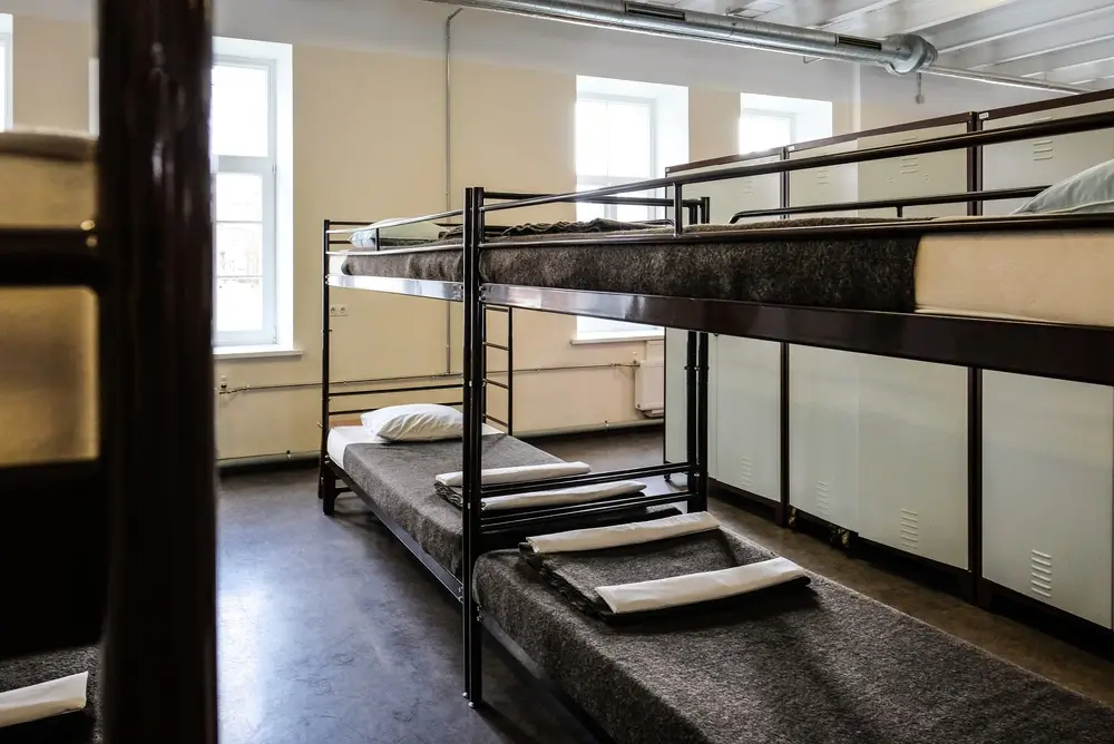 Dormitorio con literas y taquillas en la academia de la Guardia Civil para el entrenamiento militar de cadetes.