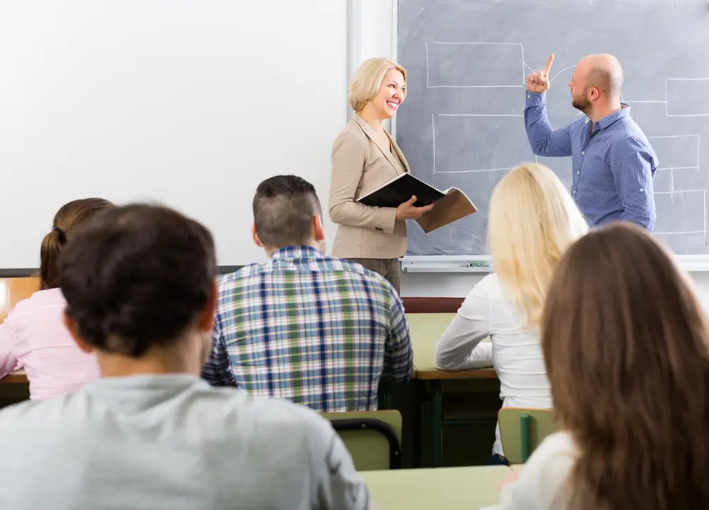 Alumnos de la Guardia Civil en un aula durante una lección teórica de su plan de estudios de formación profesional.