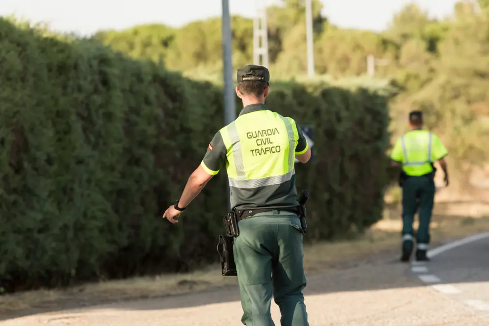 Agentes de la Guardia Civil de Tráfico en un ejercicio de entrenamiento policial táctico en carretera.