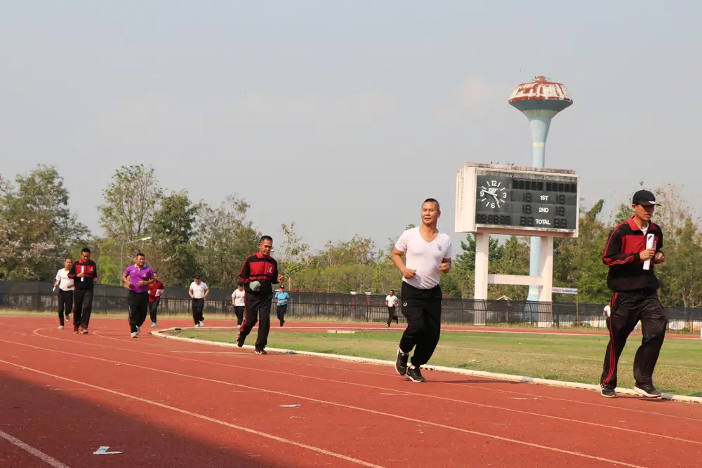 Aspirantes realizando las pruebas físicas de la oposición en una pista de atletismo para el ingreso al cuerpo.