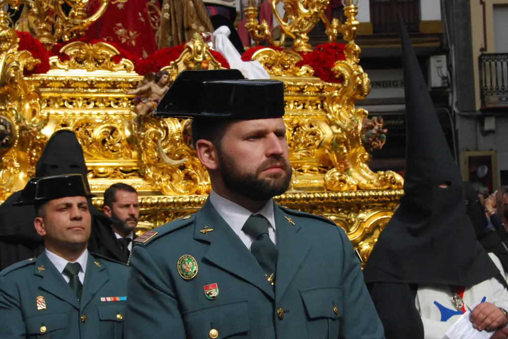 Agentes de la Guardia Civil uniformados con tricornio participando en una ceremonia oficial solemne.