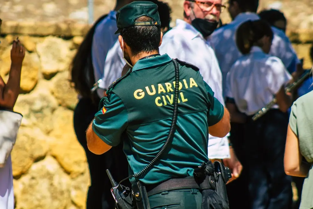 Agente de la Guardia Civil de espaldas durante una sesión de formación táctica y entrenamiento militar profesional.