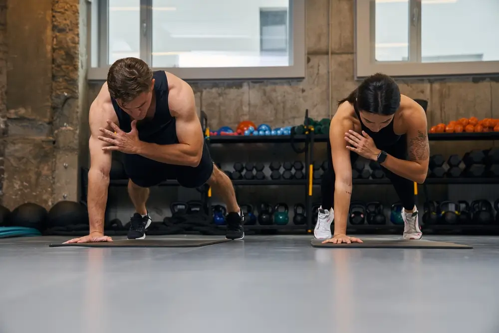 Opositores realizando ejercicios de flexiones durante un entrenamiento para las pruebas físicas de acceso.