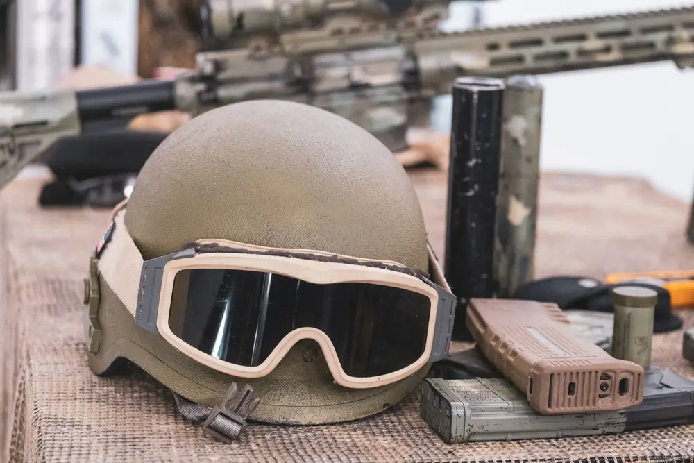 Casco táctico con gafas de protección y equipo reglamentario de la Guardia Civil sobre una mesa de entrenamiento.