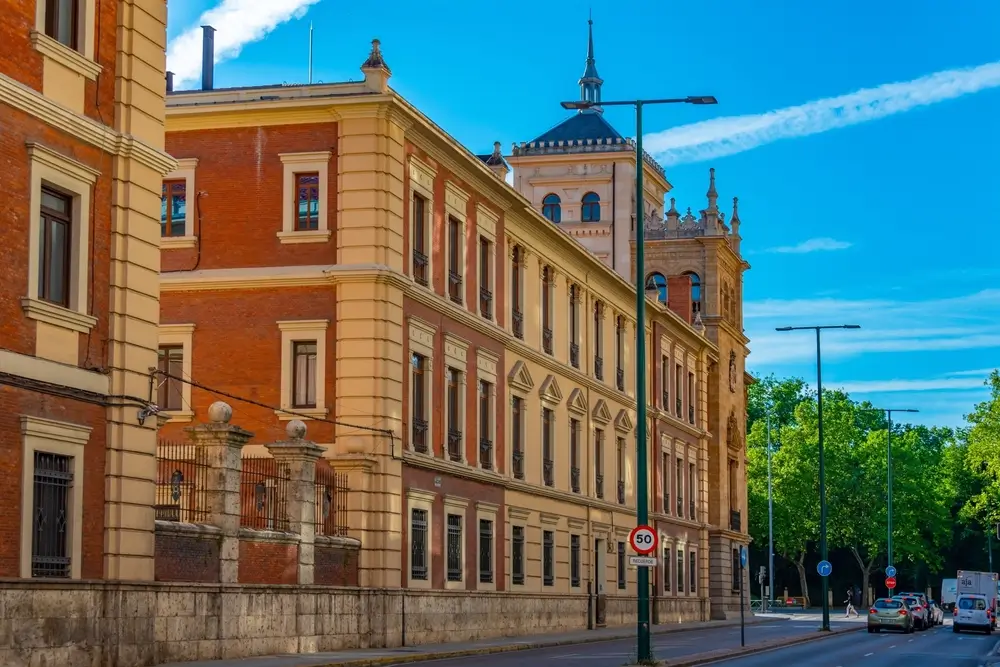 Fachada del Colegio de Guardias Jóvenes Duque de Ahumada, centro de enseñanza y acuartelamiento militar en Valdemoro.