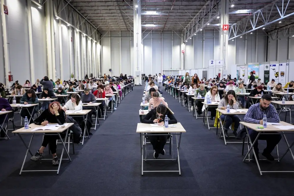 Opositores concentrados realizando un examen psicotécnico en un gran pabellón para ingresar en la Guardia Civil.
