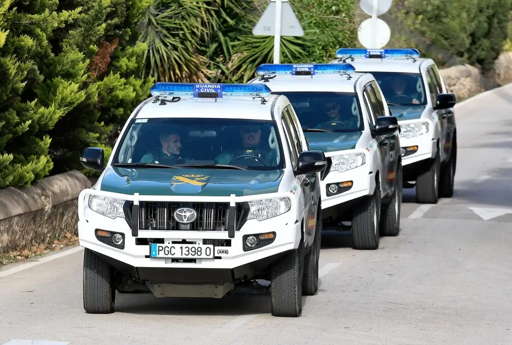 Vehículos de la Guardia Civil patrullando una calle urbana para realizar labores de seguridad ciudadana.
