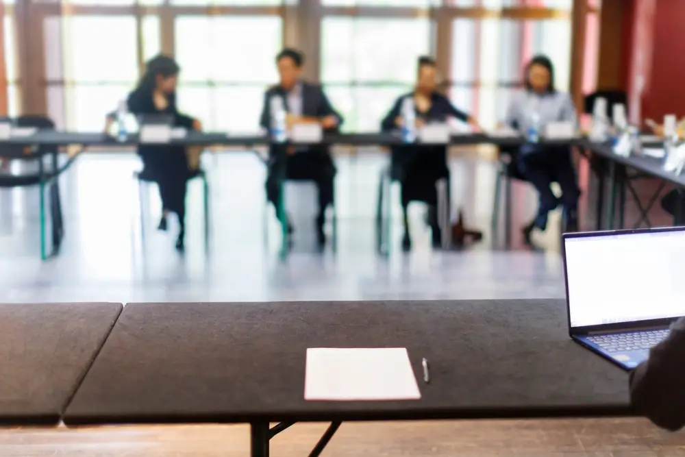 Tribunal evaluador en una entrevista de selección profesional visto desde la perspectiva del aspirante.