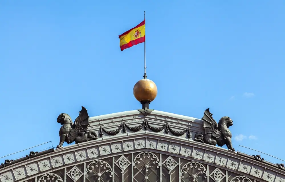 Bandera de España en el edificio de la academia de formación policial para el acceso a la Guardia Civil.