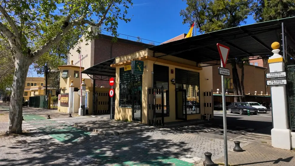 Entrada y puesto de control de un cuartel de la Guardia Civil, sede de la policía con la bandera de España.