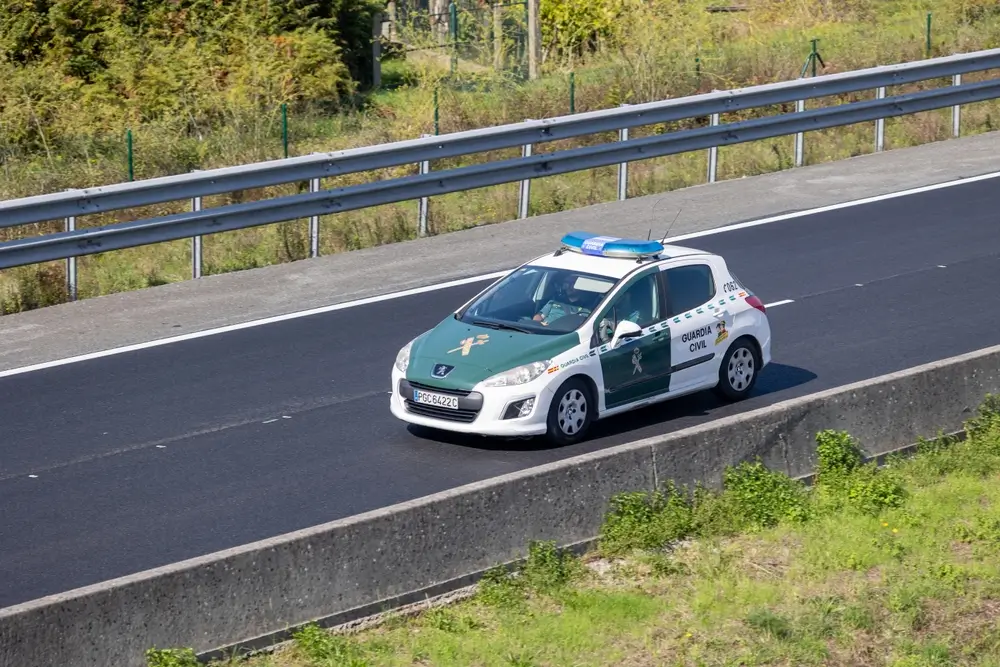 Coche patrulla de la Guardia Civil en carretera realizando un ejercicio de maniobras tácticas de formación.