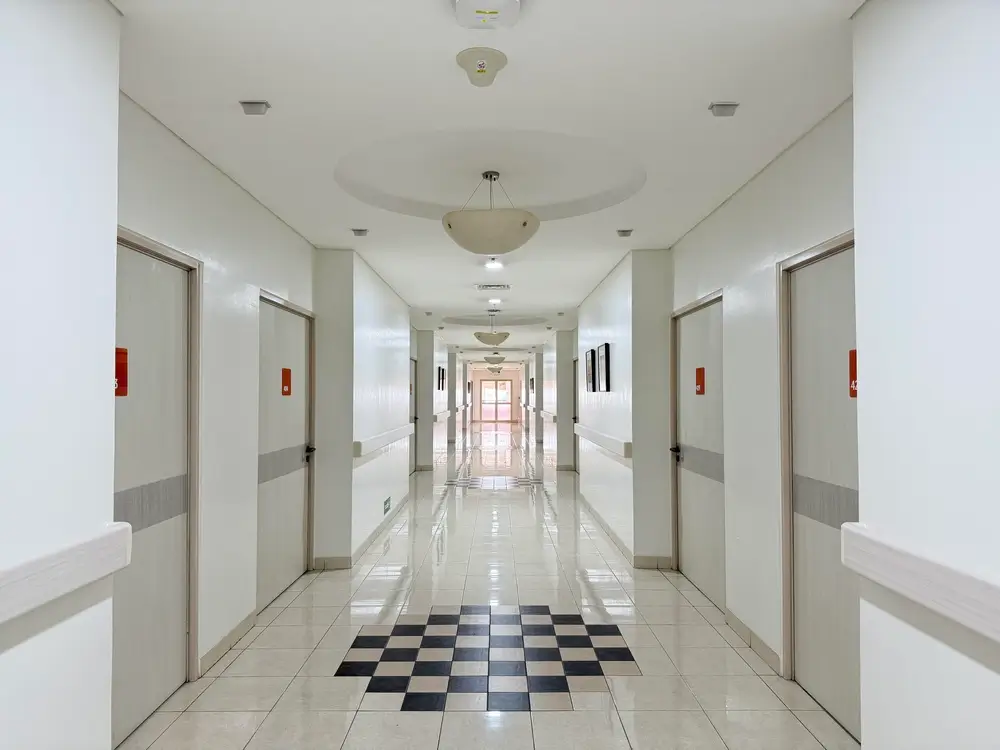 Pasillo de una moderna clínica médica u hospital con puertas de consulta para realizar el reconocimiento médico.