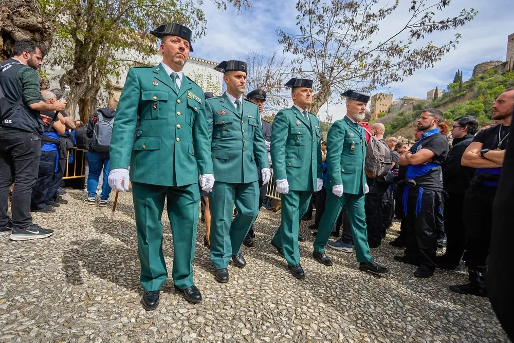 Agentes de la Guardia Civil con uniforme de gala y tricornio en una formación oficial durante un acto público.
