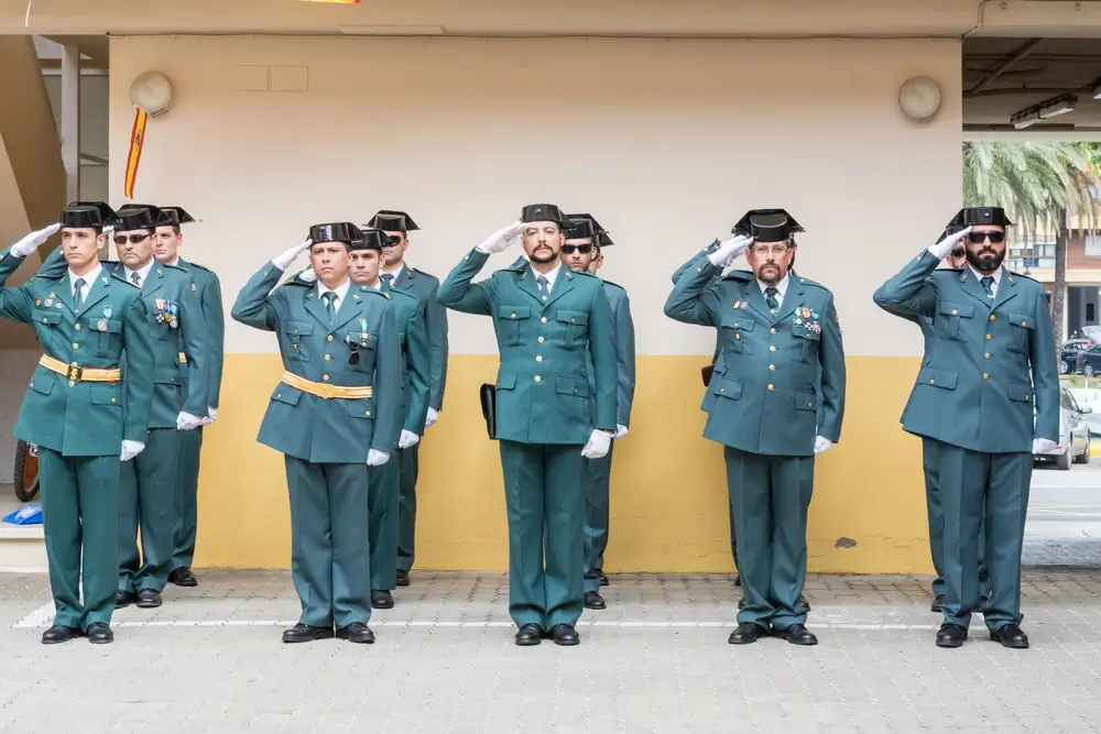 Agentes de la Guardia Civil saludando en formación durante un acto en la academia de formación de Valdemoro.