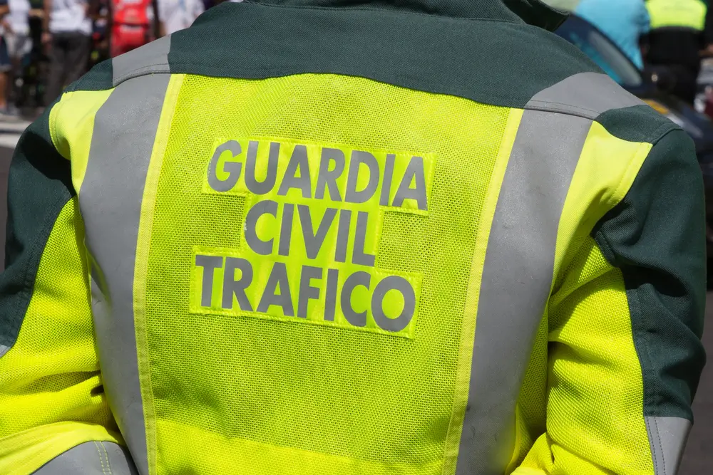 Agente de la Guardia Civil uniformado con el chaleco reflectante oficial de la unidad de tráfico.