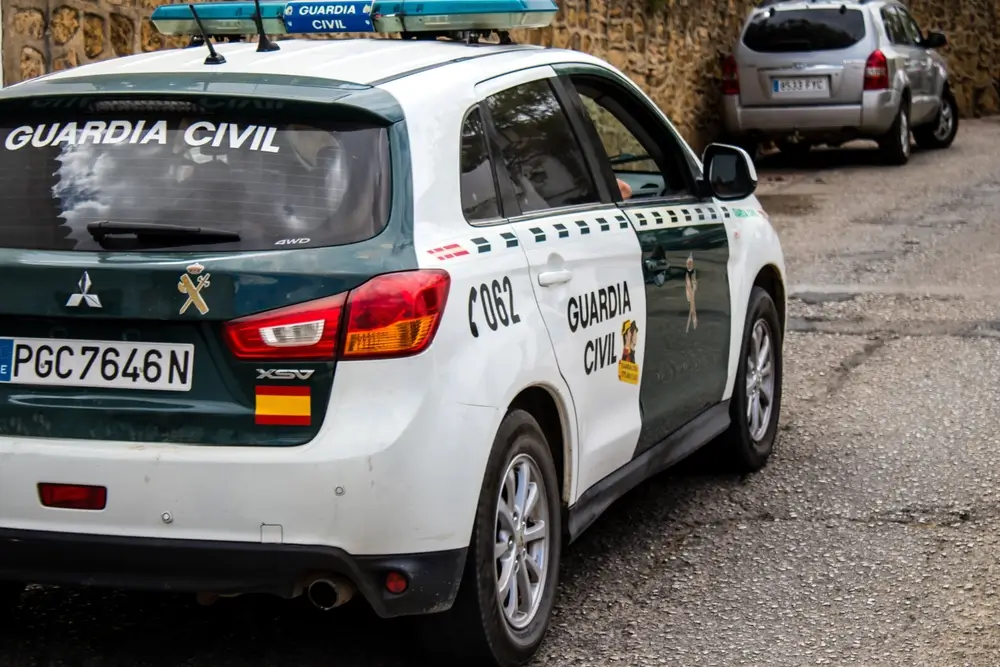 Vehículo de patrulla de la Guardia Civil estacionado en la calle durante una jornada de servicio operativo.