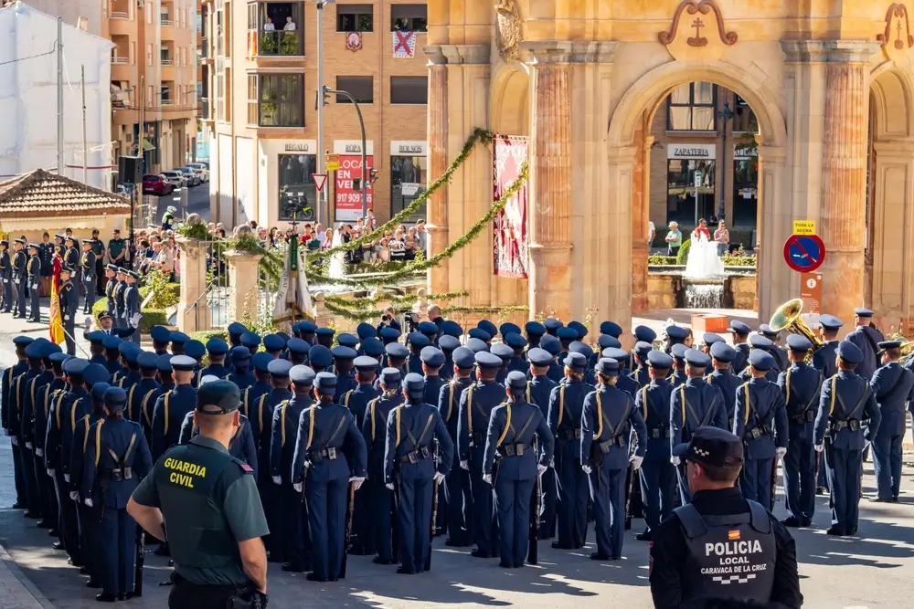 Formación de agentes de la Guardia Civil con uniforme de gala durante una ceremonia oficial en una plaza pública.
