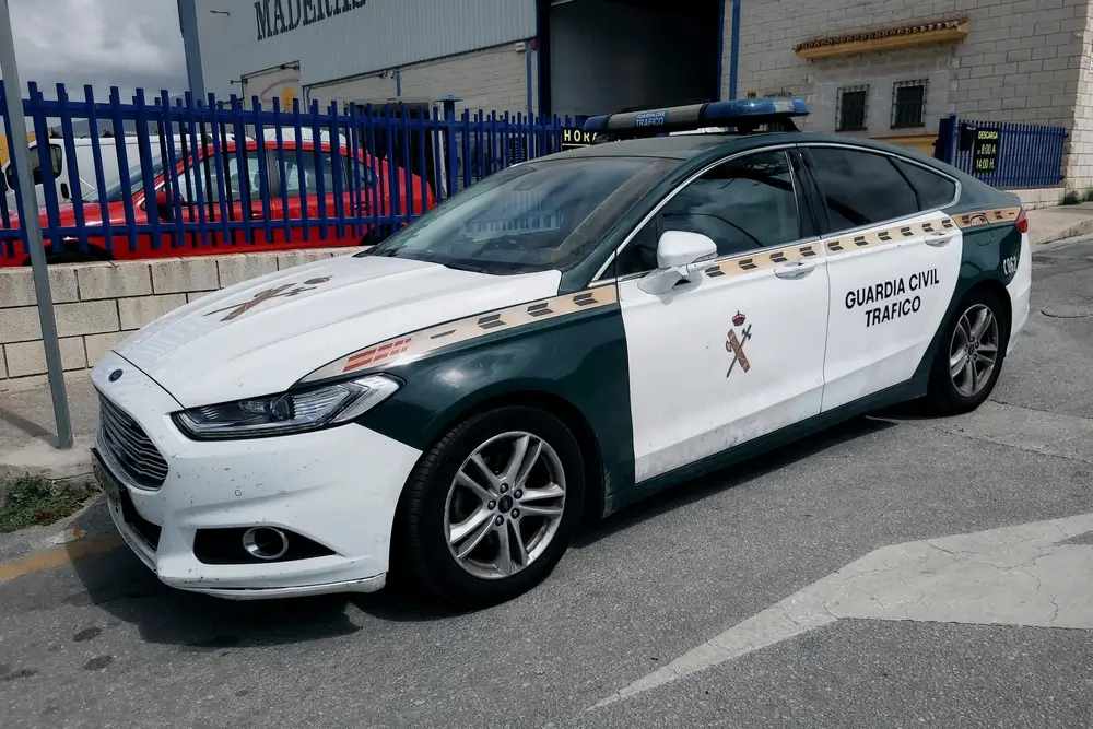 Coche patrulla de la Guardia Civil de Tráfico aparcado, cuerpo policial incluido en el acuerdo salarial de 2018.